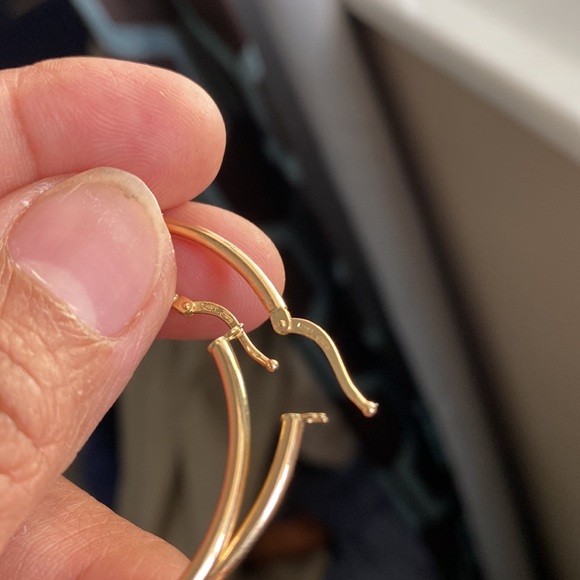 Hoop earrings 💯 real gold not filled not fake! 18karat Pawnable. Lightweight. - Picture 7 of 11